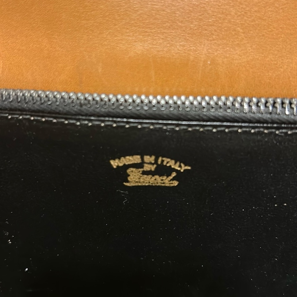 Elegant Black and Tan Handbag - Picture 6 of 11